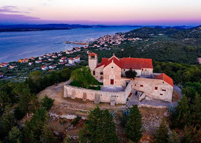 Cavatul Villa *
