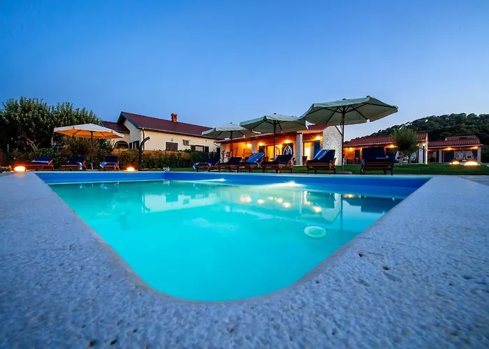 Cavatul ヴィラ Kraj